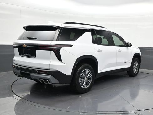 Used 2025 Chevrolet Traverse LT FWD image 5