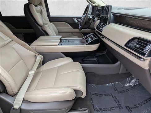 Used 2024 Lincoln Navigator Premiere image 23