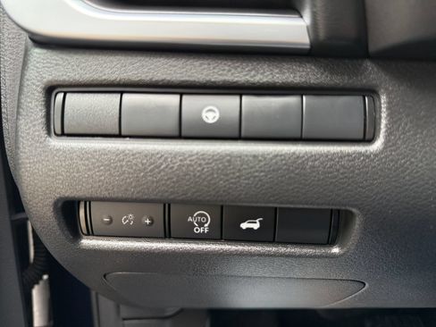 Used 2025 Nissan Rogue SV AWD/4WD image 19