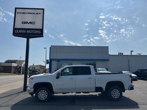 Used 2021 Chevrolet Silverado 2500 LTZ AWD/4WD image 2