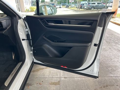 Used 2025 Porsche Macan Electric image 24