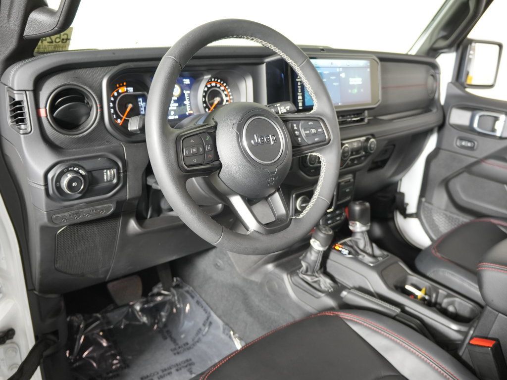 Used 2025 Jeep Wrangler Unlimited Rubicon AWD/4WD image 17