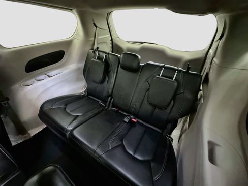 Used 2024 Chrysler Pacifica Touring-L FWD image 29