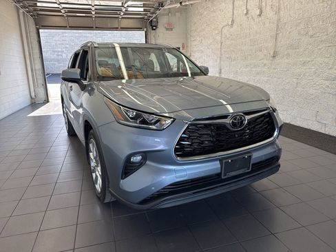 Used 2022 Toyota Highlander Limited w/ Protection Package #3 (TMS) AWD/4WD image 2