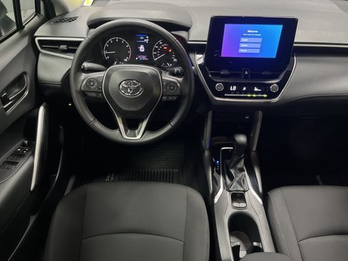 Used 2025 Toyota Corolla Cross LE FWD image 28