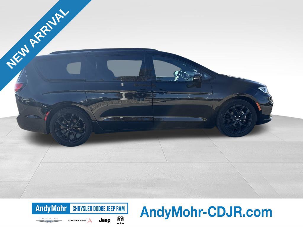 Used 2024 Chrysler Pacifica Limited w/ S Appearance Package FWD image 8