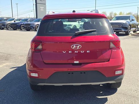 Used 2025 Hyundai Venue Limited image 4