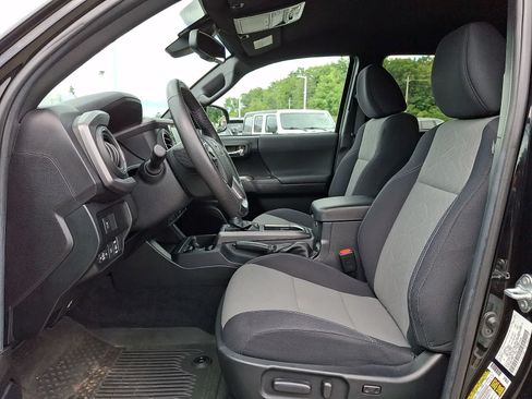 Used 2022 Toyota Tacoma TRD Sport w/ Technology Package AWD/4WD image 16