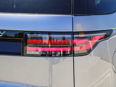 New 2025 Land Rover Discovery Dynamic SE image 8