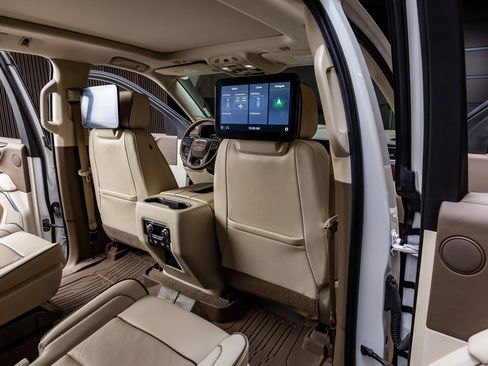 Used 2021 GMC Yukon Denali w/ Denali Premium Package image 33