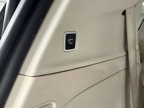 Used 2017 Chrysler Pacifica Limited image 37