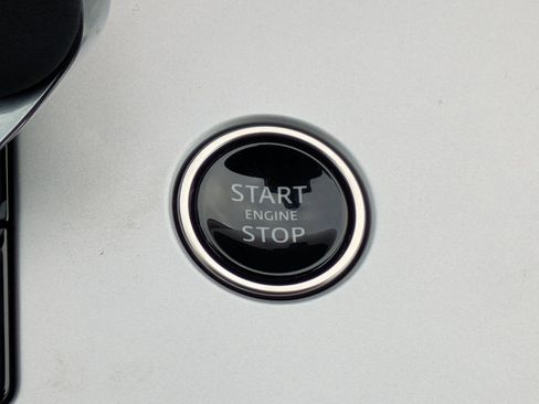 Certified 2024 Land Rover Range Rover SE image 17