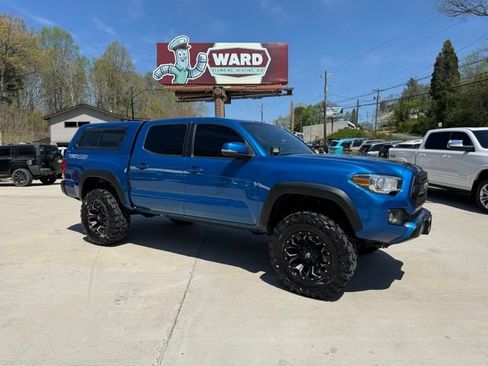 Used 2017 Toyota Tacoma TRD Off-Road image 2