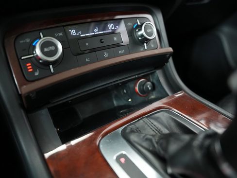 Used 2013 Volkswagen Touareg VR6 image 29