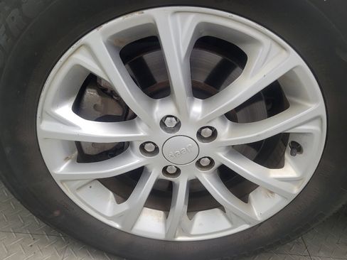 Used 2019 Jeep Cherokee Latitude w/ Popular Appearance Group image 31