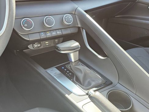 Used 2025 Hyundai Elantra SE image 21