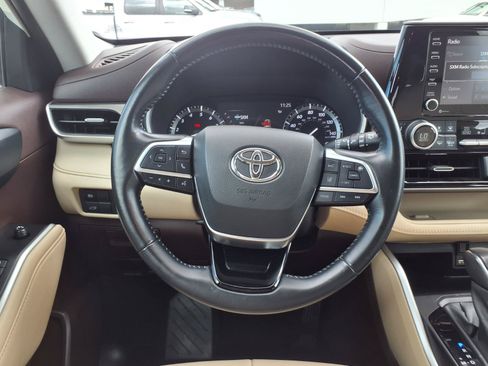 Used 2021 Toyota Highlander XLE FWD image 17