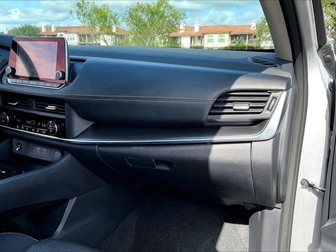 Certified 2025 Nissan Rogue SV FWD image 19