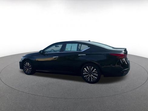 Used 2025 Nissan Altima 2.5 SV FWD image 9