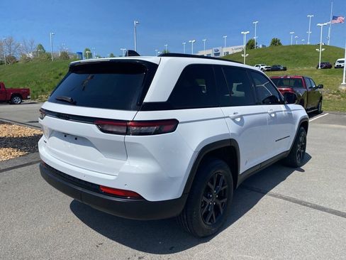 Certified 2024 Jeep Grand Cherokee Altitude AWD/4WD image 3