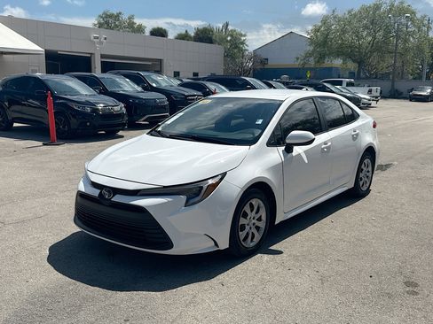 Used 2025 Toyota Corolla LE image 3
