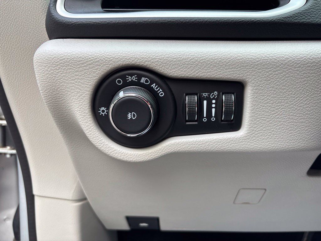 Used 2024 Chrysler Pacifica Touring-L FWD image 20
