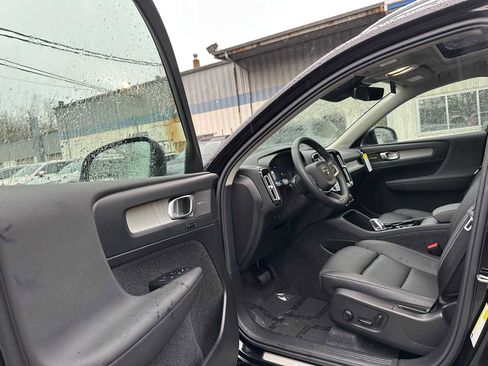 Used 2025 Volvo XC40 B5 Ultra w/ Climate Package image 20