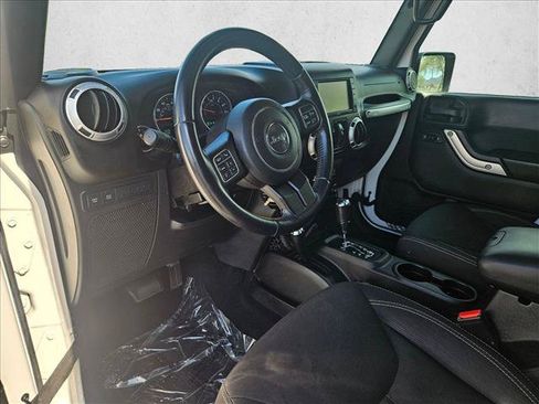 Used 2015 Jeep Wrangler Unlimited Rubicon w/ Connectivity Group AWD/4WD image 10
