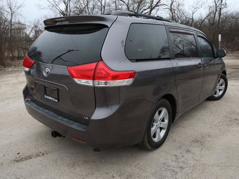 Used 2011 Toyota Sienna LE w/ Towing Pkg image 6
