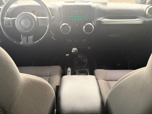 Used 2011 Jeep Wrangler Unlimited Sahara w/ Connectivity Group AWD/4WD image 12