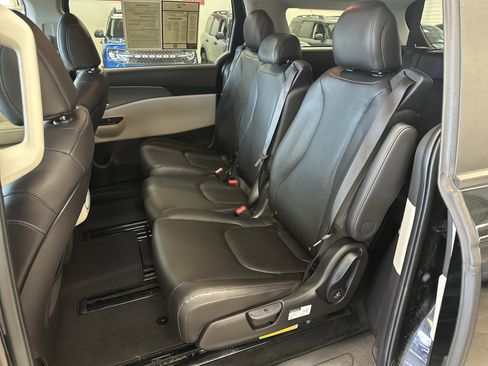 Used 2022 Kia Carnival LX image 5