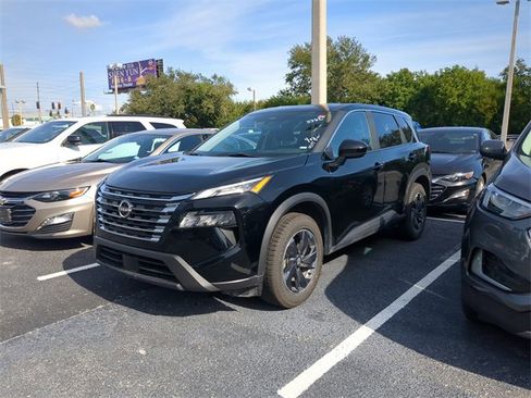 Used 2024 Nissan Rogue SV image 1