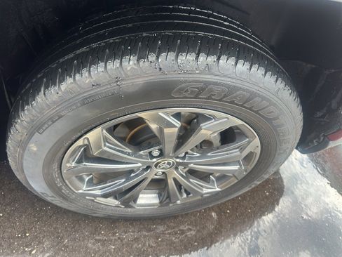 Used 2022 Toyota RAV4 XLE Premium image 6