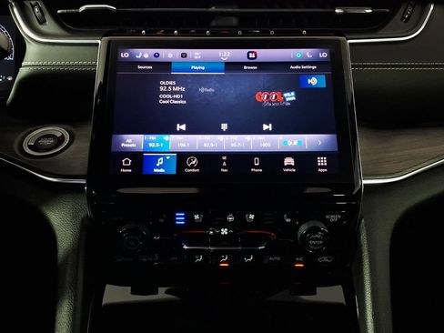 Used 2023 Jeep Grand Cherokee Overland AWD/4WD image 23