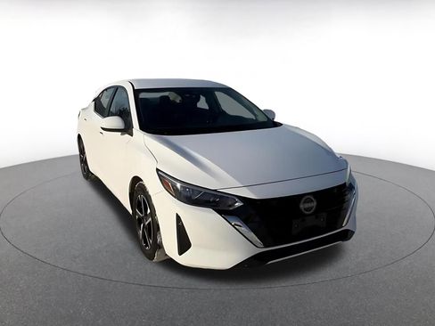 Used 2025 Nissan Sentra SV image 3