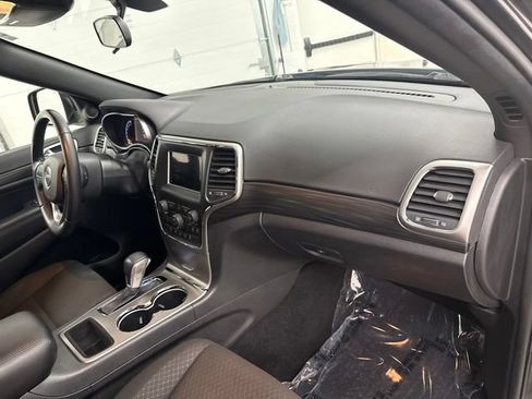 Used 2021 Jeep Grand Cherokee Laredo AWD/4WD image 26