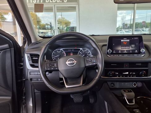 Used 2025 Nissan Rogue SV FWD image 17