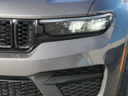 Used 2025 Jeep Grand Cherokee Altitude image 8