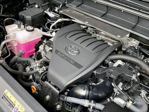 Used 2025 Toyota Highlander LE FWD image 29