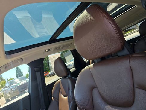 Used 2019 Volvo XC60 T5 Momentum w/ Multimedia Package AWD/4WD image 25
