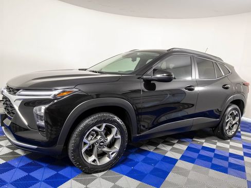 Used 2025 Chevrolet Trax LT FWD image 2