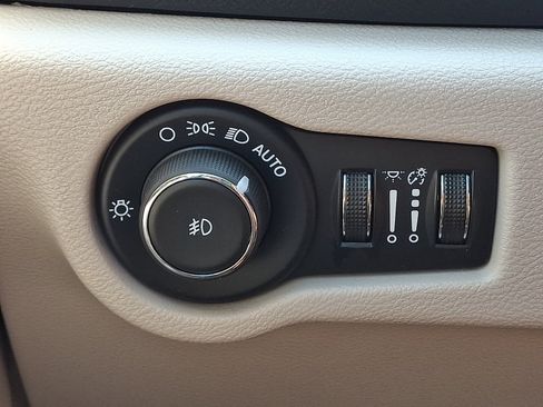 Used 2024 Chrysler Pacifica Touring-L FWD image 23