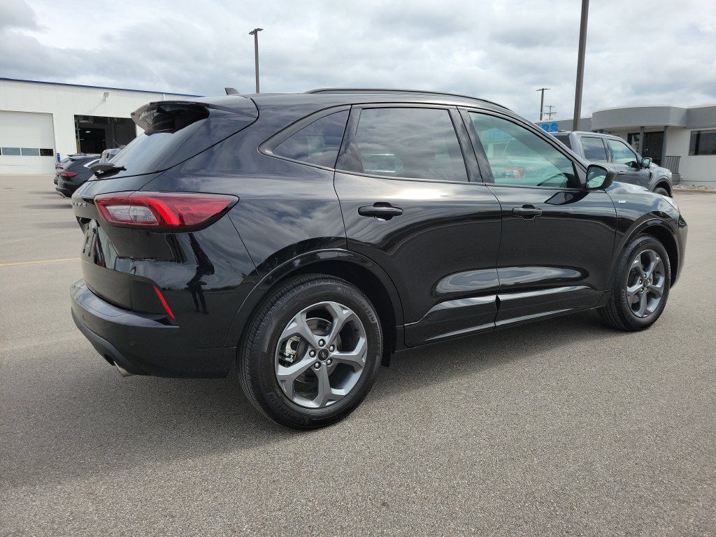 Used 2023 Ford Escape ST-Line w/ Tech Pack #1 FWD image 4