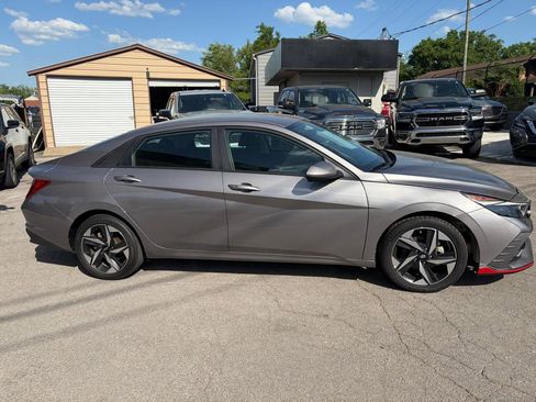 Used 2023 Hyundai Elantra SEL w/ Convenience Package FWD image 4