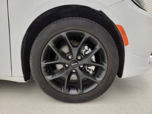 Used 2024 Chrysler Pacifica Touring-L w/ S Appearance Package image 25