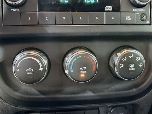 Used 2014 Jeep Patriot Latitude AWD/4WD image 13