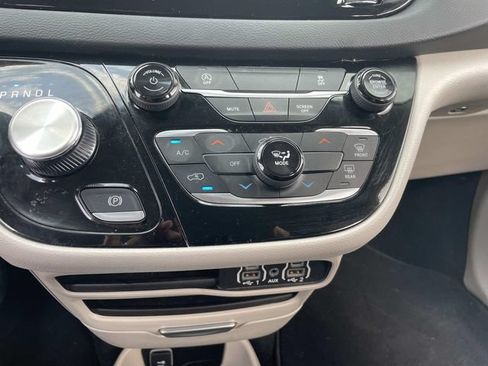 Used 2023 Chrysler Voyager LX FWD image 22