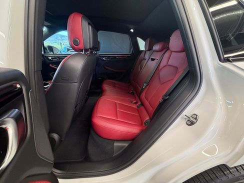 Certified 2022 Porsche Macan AWD/4WD image 7