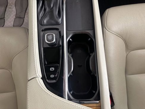 Used 2022 Volvo XC90 T6 Momentum w/ Climate Package image 21