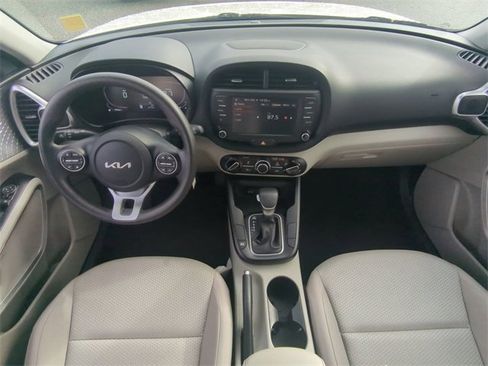 Used 2023 Kia Soul LX w/ LX Technology Package image 16